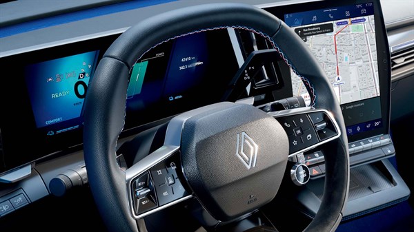 plavi, bijeli i crveni šavovi na volanu - Renault