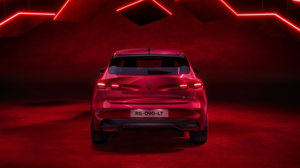 pogled sa zadnje strane sa centralnim logotipom i stilizovanim svjetlima - Renault Clio