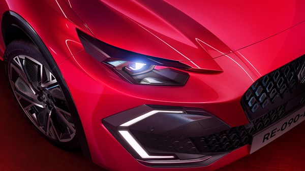 jedinstveni svjetlosni potpis u obliku poludijamanta - Renault Clio E-Tech