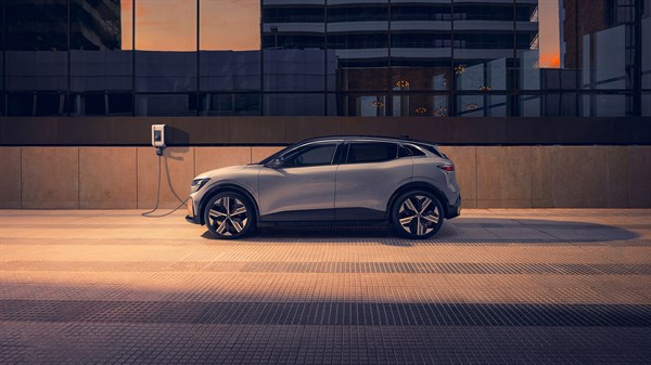  Renault Megane E-Tech 100% electric - charging